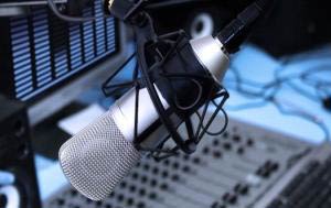 Radio - Estudio - Consola, vúmetro y microfono